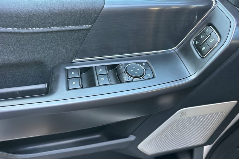 Ford F-150 Vehicle Full-screen Gallery Image 10