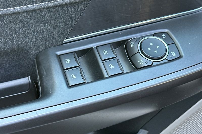Ford F-150 Vehicle Full-screen Gallery Image 11