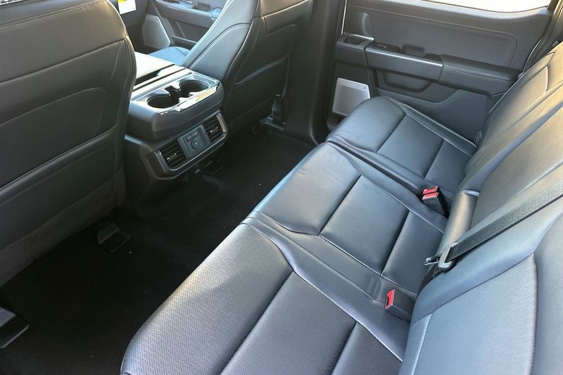 Ford F-150 Vehicle Full-screen Gallery Image 12