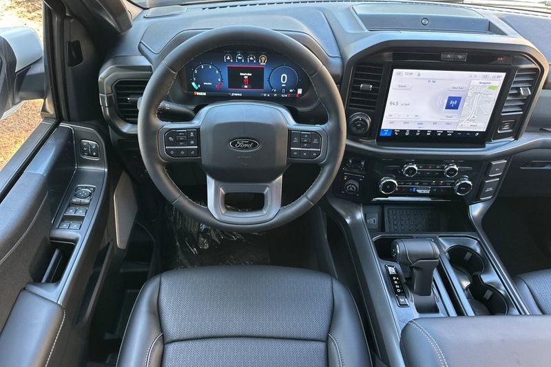 Ford F-150 Vehicle Full-screen Gallery Image 15