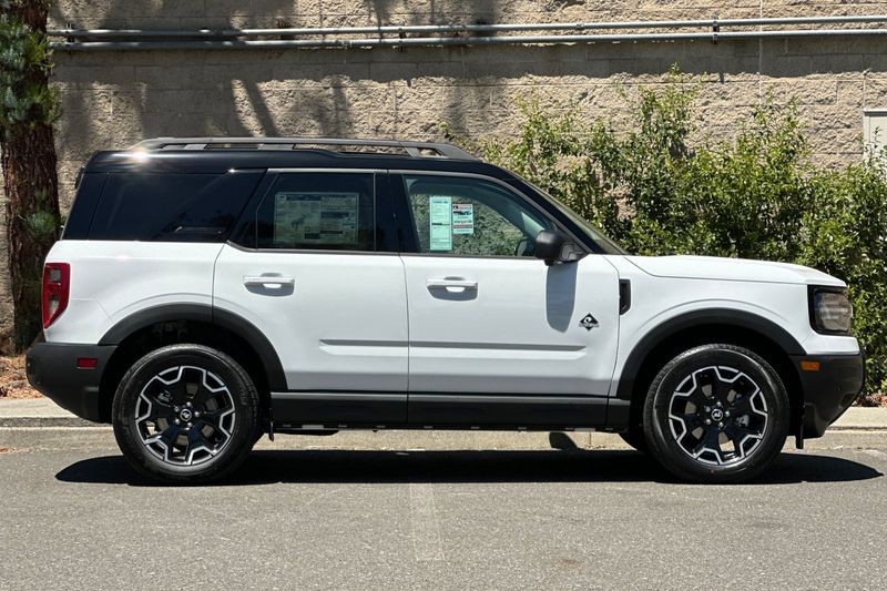 Ford Bronco Sport Vehicle Full-screen Gallery Image 02