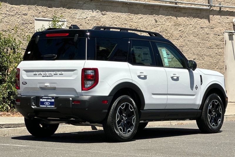 Ford Bronco Sport Vehicle Full-screen Gallery Image 03