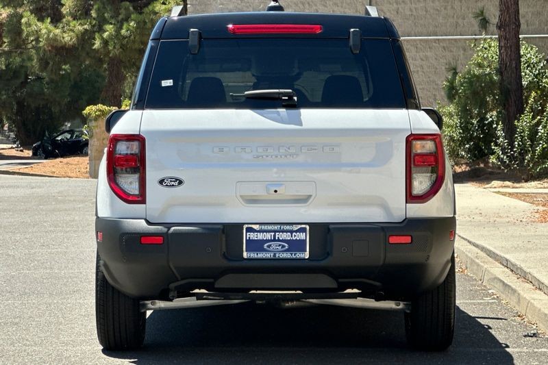 Ford Bronco Sport Vehicle Full-screen Gallery Image 04