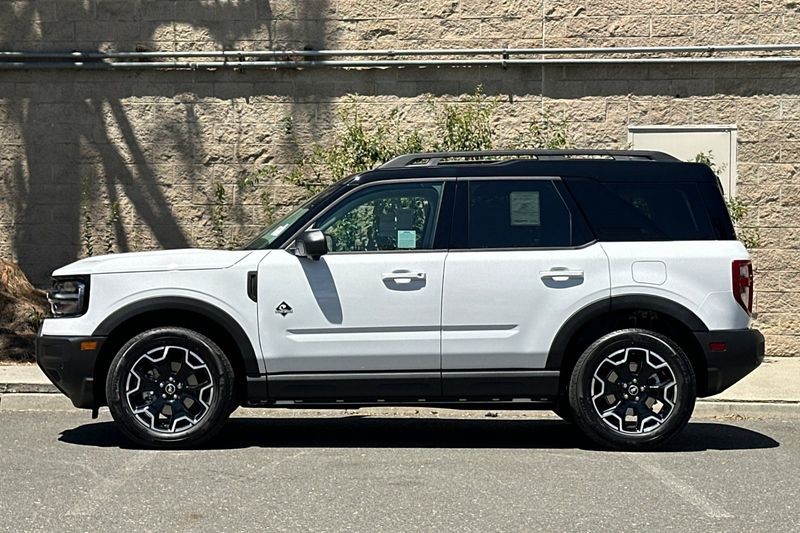 Ford Bronco Sport Vehicle Full-screen Gallery Image 06