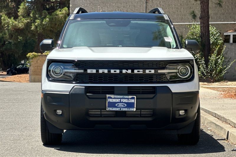 Ford Bronco Sport Vehicle Full-screen Gallery Image 08