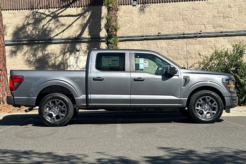 Ford F-150 Vehicle Full-screen Gallery Image 02