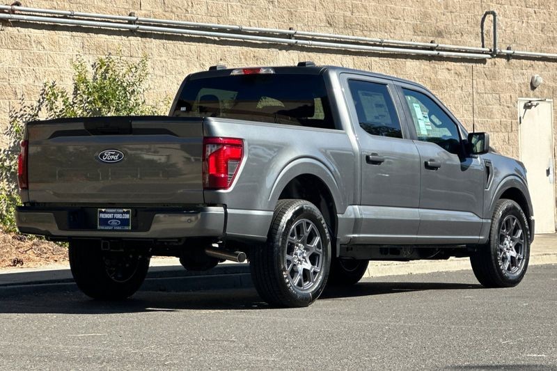Ford F-150 Vehicle Full-screen Gallery Image 03