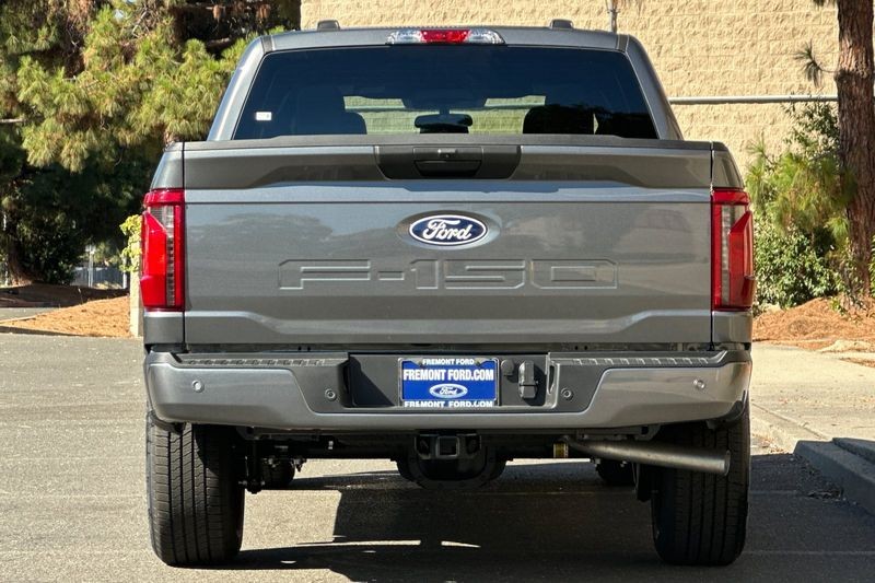Ford F-150 Vehicle Full-screen Gallery Image 04