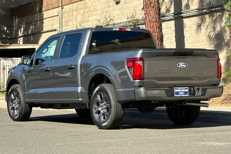 Ford F-150 Vehicle Full-screen Gallery Image 05