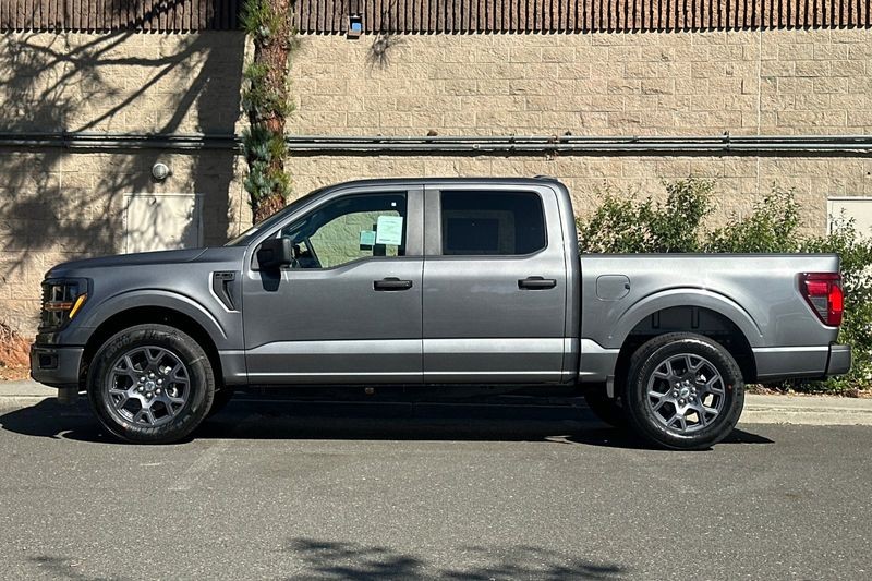 Ford F-150 Vehicle Full-screen Gallery Image 06