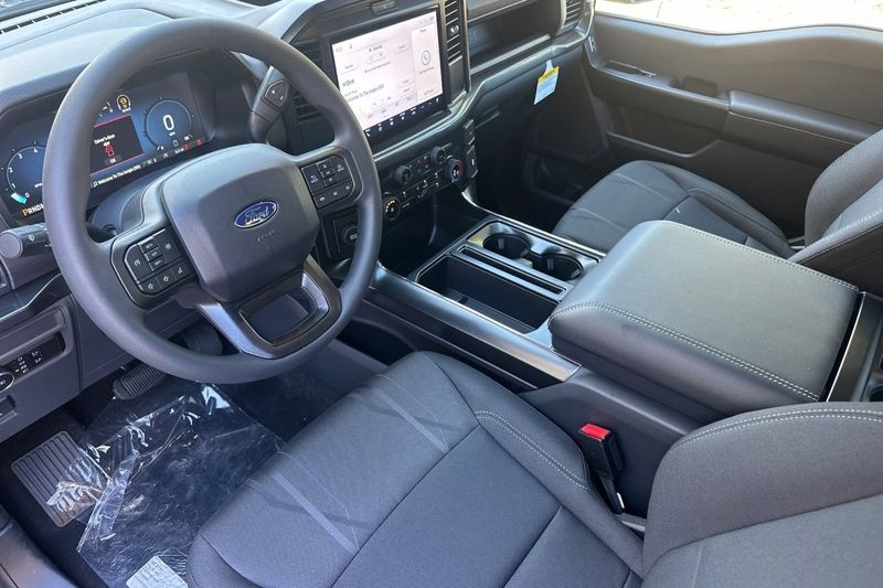 Ford F-150 Vehicle Full-screen Gallery Image 09