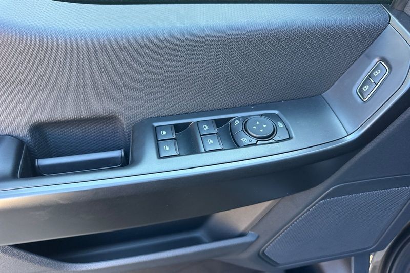 Ford F-150 Vehicle Full-screen Gallery Image 10