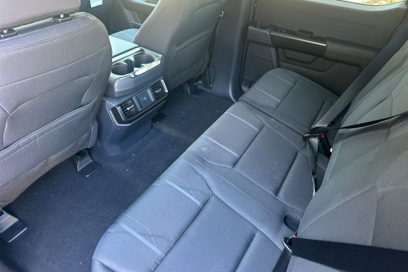 Ford F-150 Vehicle Full-screen Gallery Image 12