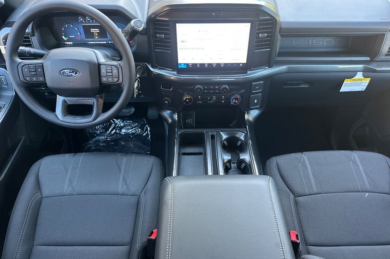 Ford F-150 Vehicle Full-screen Gallery Image 14