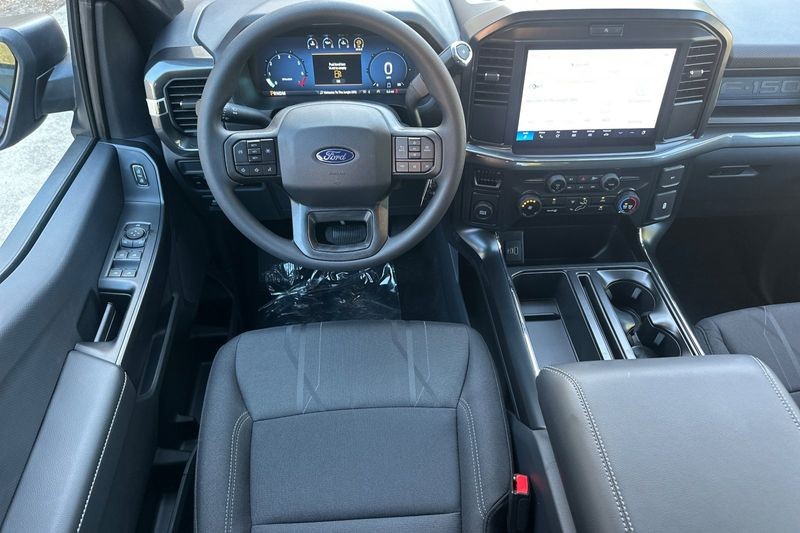 Ford F-150 Vehicle Full-screen Gallery Image 15