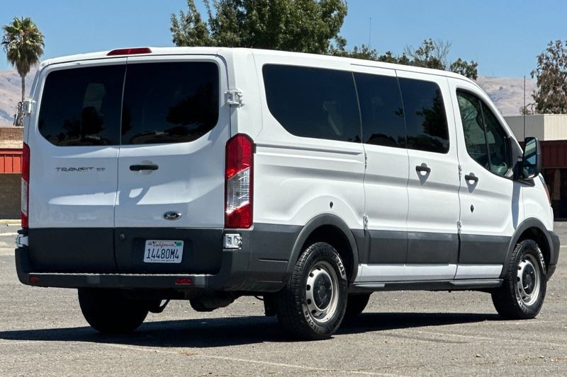 Ford Transit-150 Vehicle Full-screen Gallery Image 03
