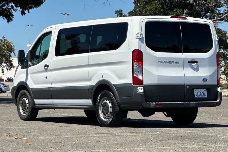 Ford Transit-150 Vehicle Full-screen Gallery Image 05