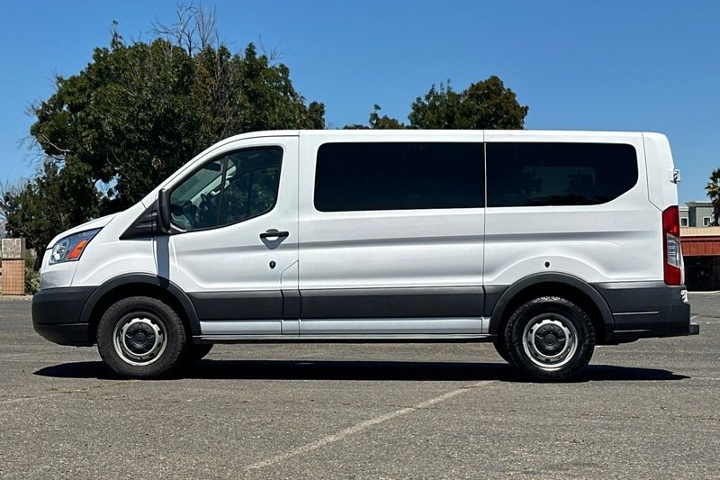 Ford Transit-150 Vehicle Full-screen Gallery Image 07