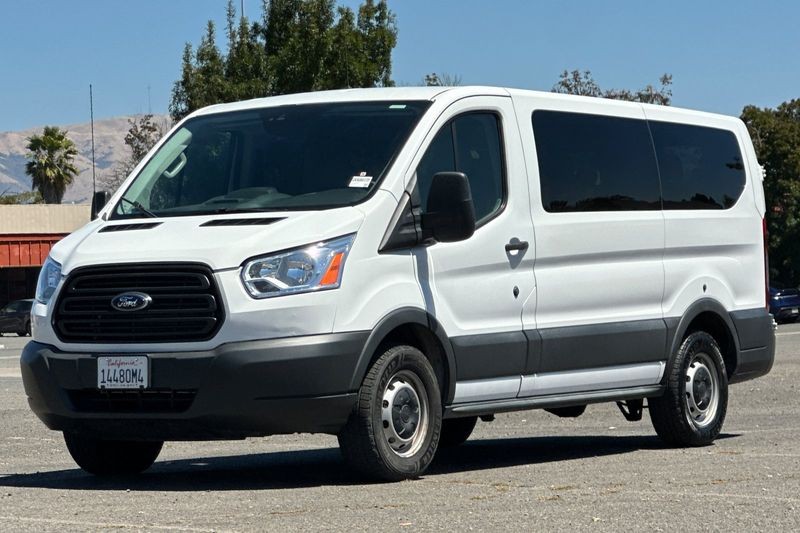 Ford Transit-150 Vehicle Full-screen Gallery Image 08