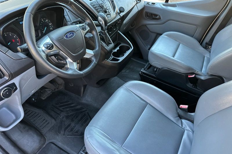 Ford Transit-150 Vehicle Full-screen Gallery Image 10