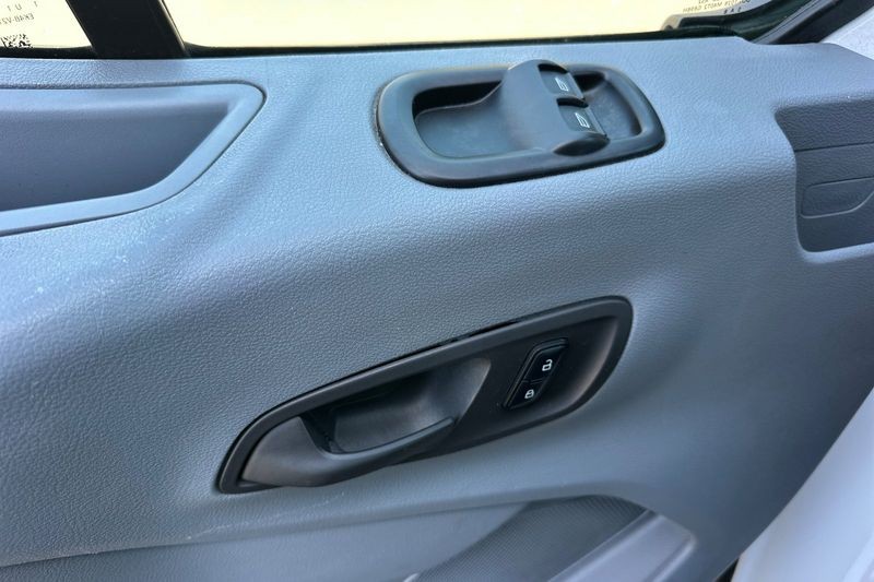 Ford Transit-150 Vehicle Full-screen Gallery Image 11