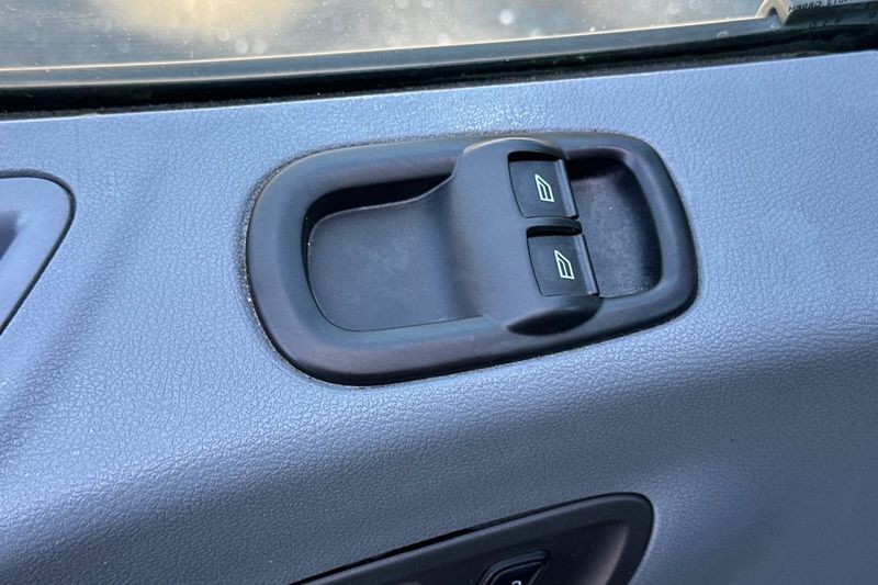Ford Transit-150 Vehicle Full-screen Gallery Image 12