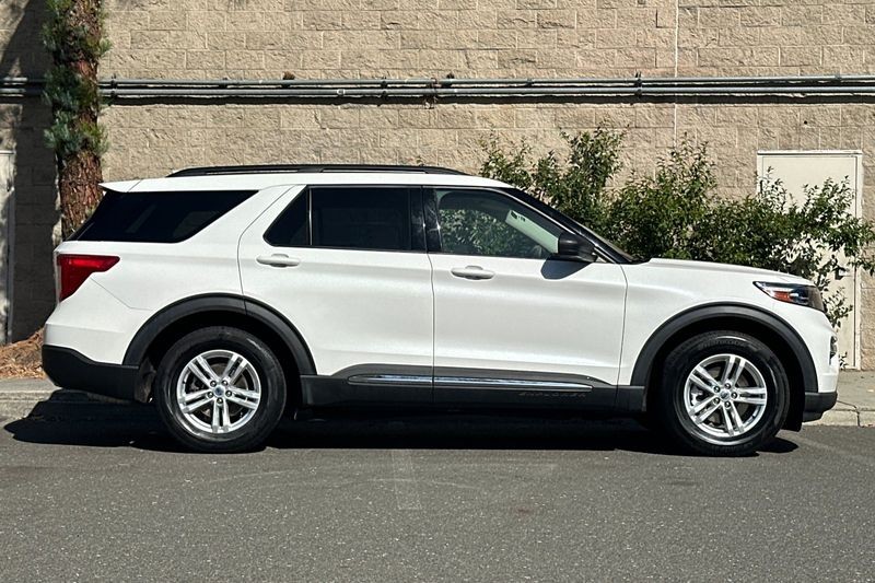 Ford Explorer Vehicle Full-screen Gallery Image 02
