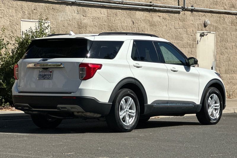 Ford Explorer Vehicle Full-screen Gallery Image 03