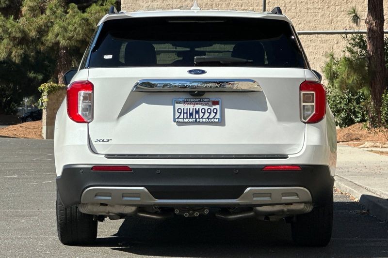 Ford Explorer Vehicle Full-screen Gallery Image 04