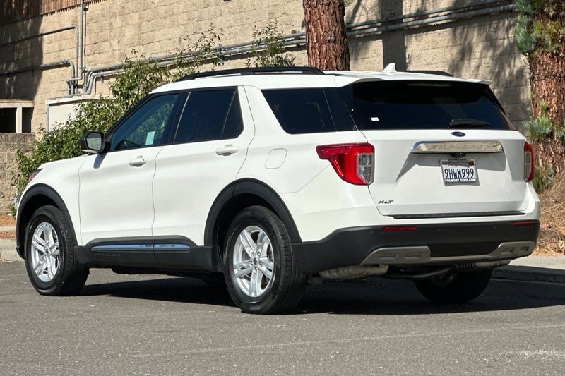 Ford Explorer Vehicle Full-screen Gallery Image 05