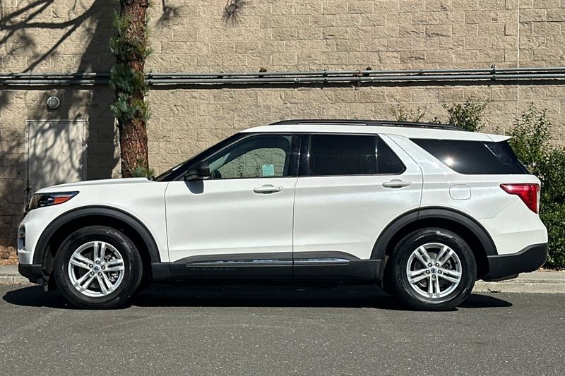 Ford Explorer Vehicle Full-screen Gallery Image 07
