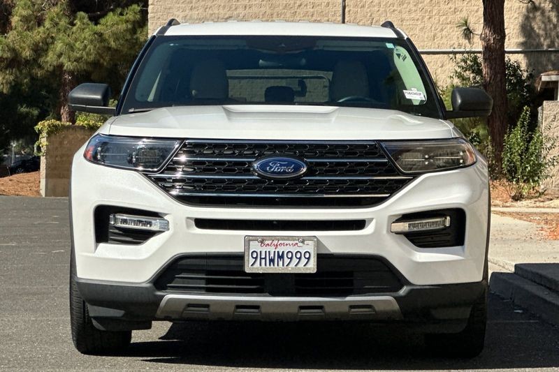 Ford Explorer Vehicle Full-screen Gallery Image 09
