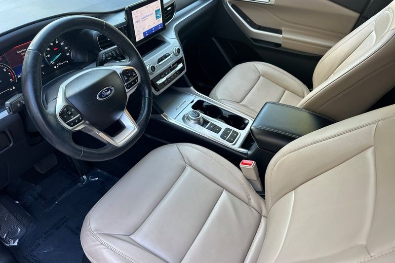 Ford Explorer Vehicle Full-screen Gallery Image 10