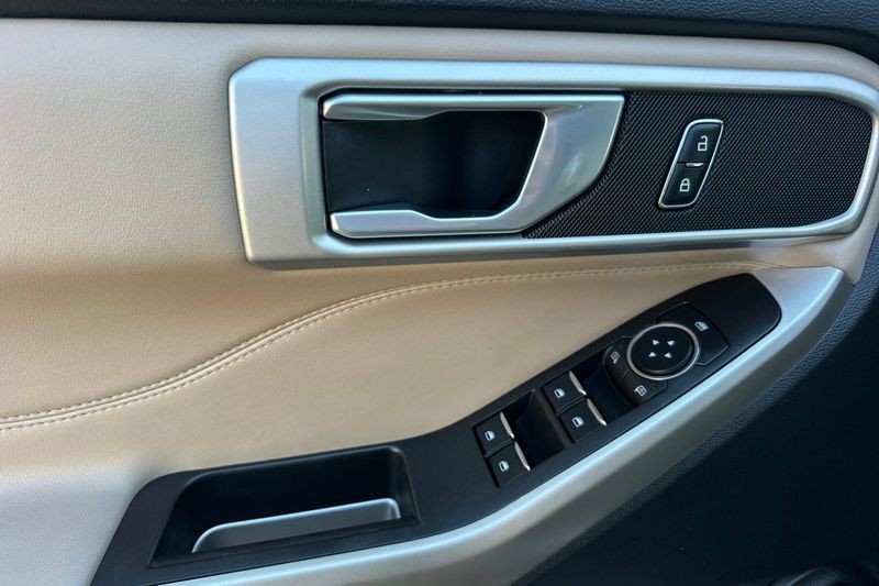 Ford Explorer Vehicle Full-screen Gallery Image 11