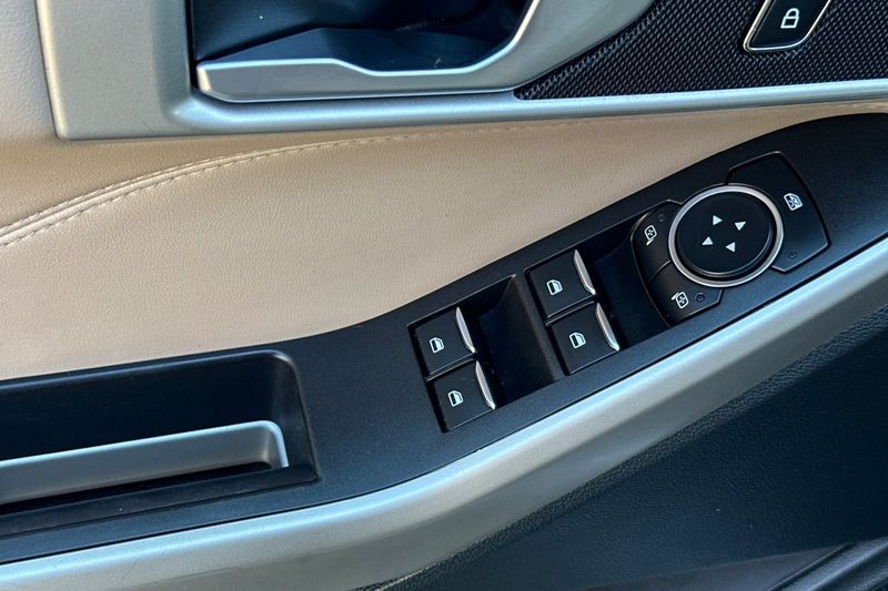 Ford Explorer Vehicle Full-screen Gallery Image 12