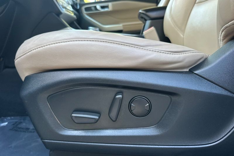 Ford Explorer Vehicle Full-screen Gallery Image 13