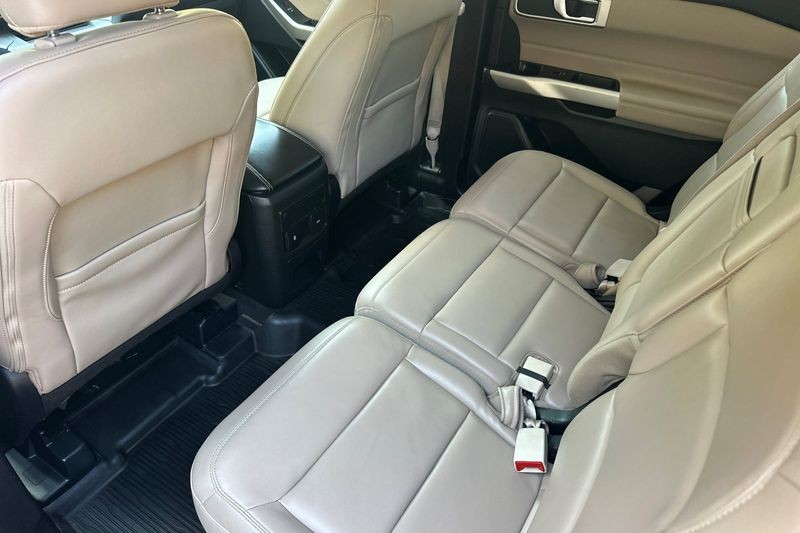 Ford Explorer Vehicle Full-screen Gallery Image 14