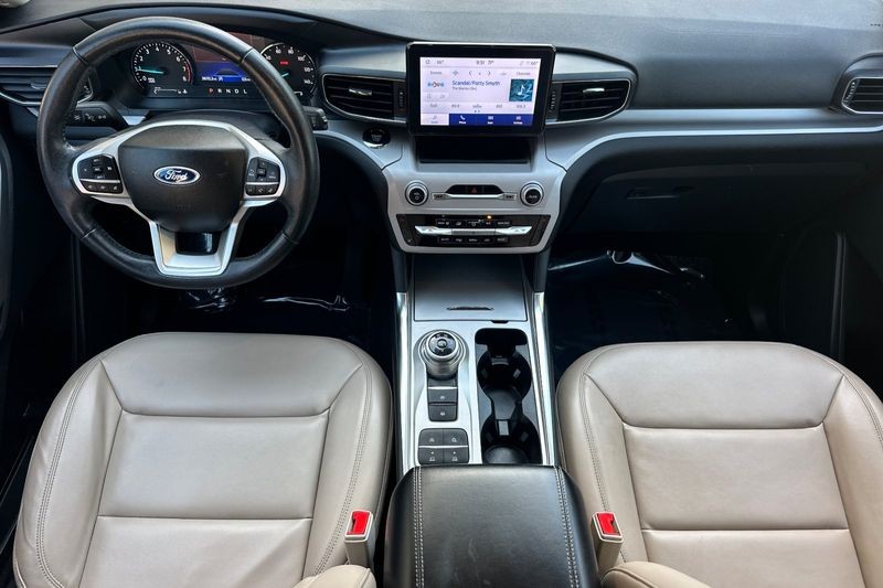 Ford Explorer Vehicle Full-screen Gallery Image 15