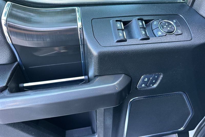 Ford F-150 Vehicle Full-screen Gallery Image 11
