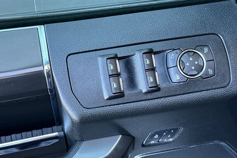Ford F-150 Vehicle Full-screen Gallery Image 12