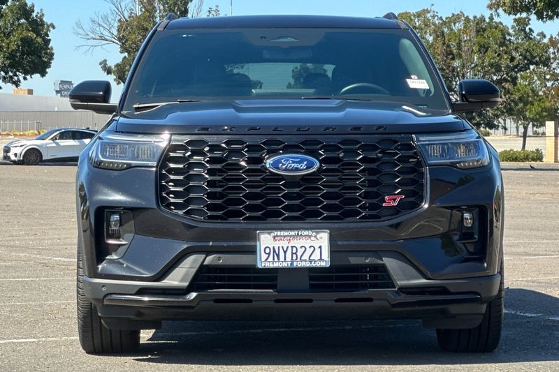 Ford Explorer Vehicle Full-screen Gallery Image 09
