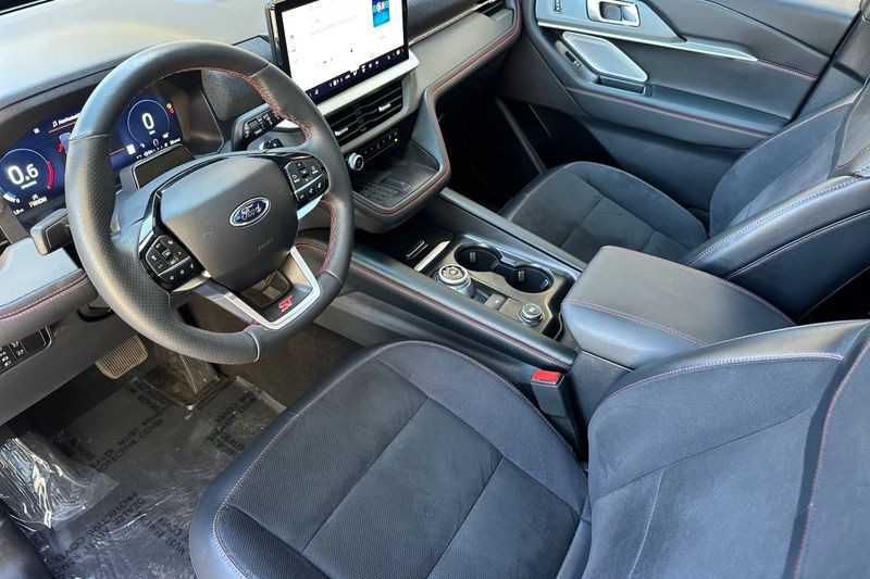 Ford Explorer Vehicle Full-screen Gallery Image 10
