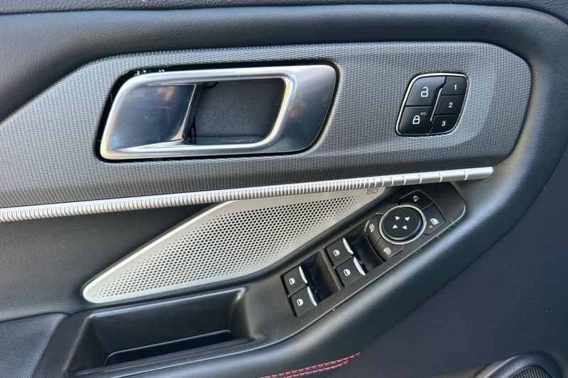 Ford Explorer Vehicle Full-screen Gallery Image 11