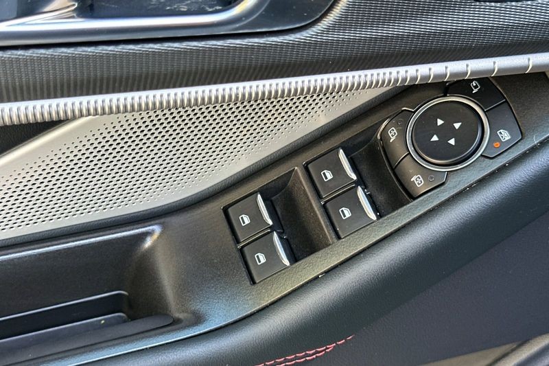 Ford Explorer Vehicle Full-screen Gallery Image 12