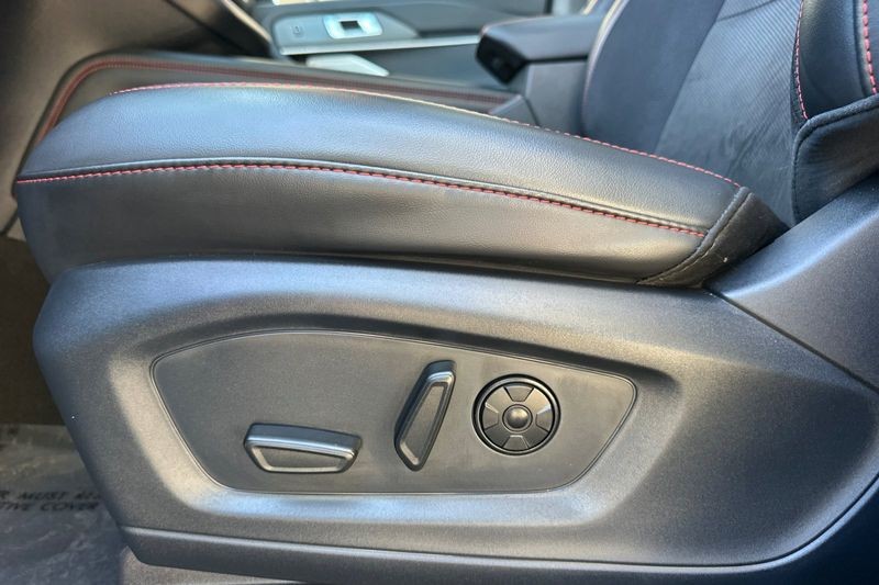 Ford Explorer Vehicle Full-screen Gallery Image 13