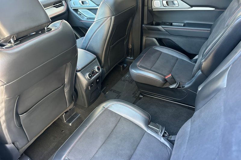 Ford Explorer Vehicle Full-screen Gallery Image 14