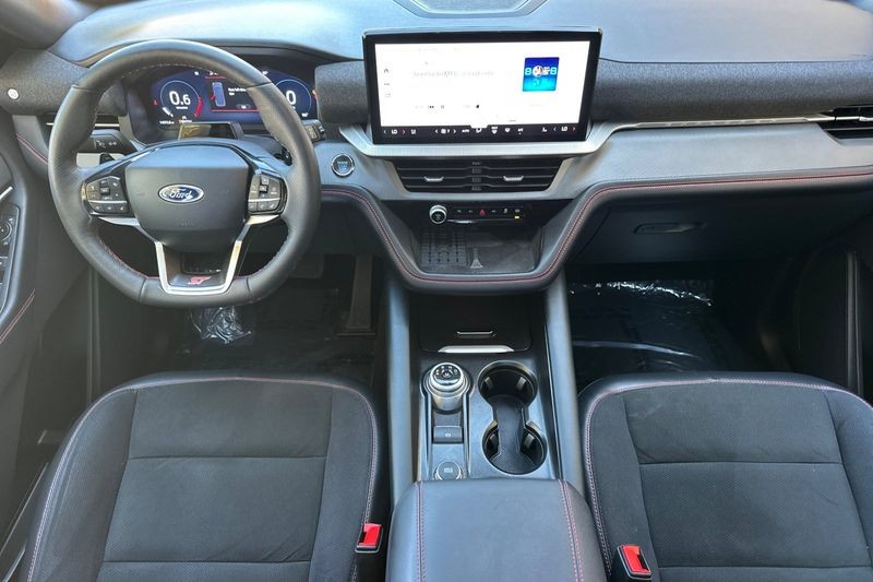 Ford Explorer Vehicle Full-screen Gallery Image 15