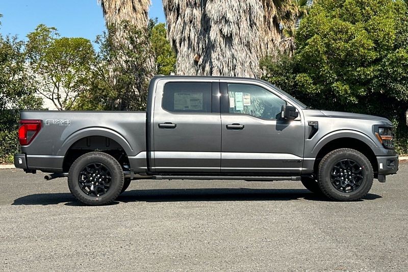 Ford F-150 Vehicle Full-screen Gallery Image 02