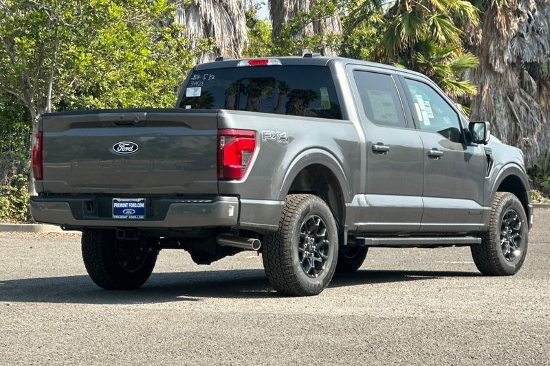 Ford F-150 Vehicle Full-screen Gallery Image 03