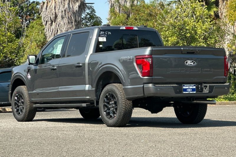 Ford F-150 Vehicle Full-screen Gallery Image 05